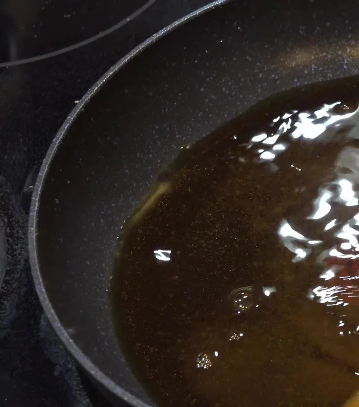In a nonstick frying pan, mix all seasonings and the saved kombu water. Bring to a boil at medium heat. (95.24)