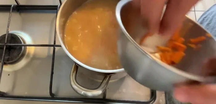 Prepare other ingredients: chop carrots, green onions, and French garlic. You can add dried wakame at this step or later.