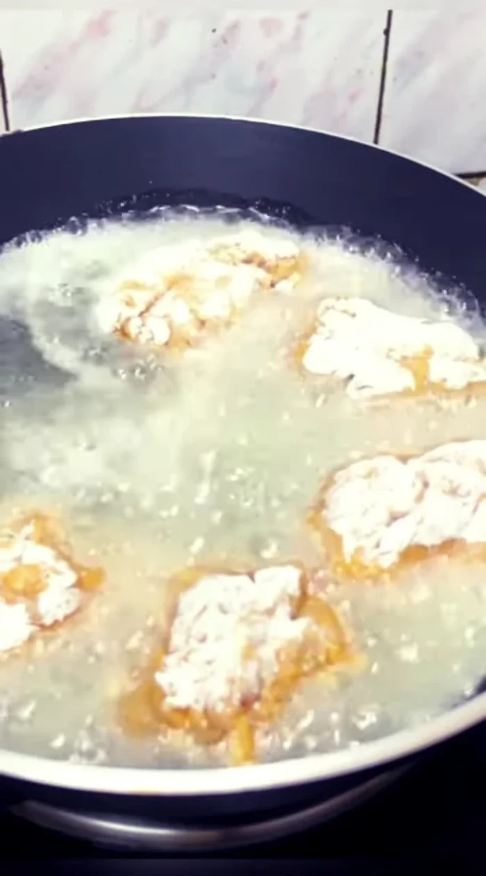Fry the chicken pieces one by one for 2 minutes per side, for a total of 4 minutes. Remove from the pan.