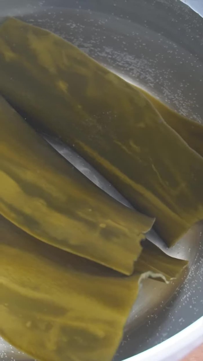After 30 minutes, the kombu has spread; it's ready to extract the flavor (umami).