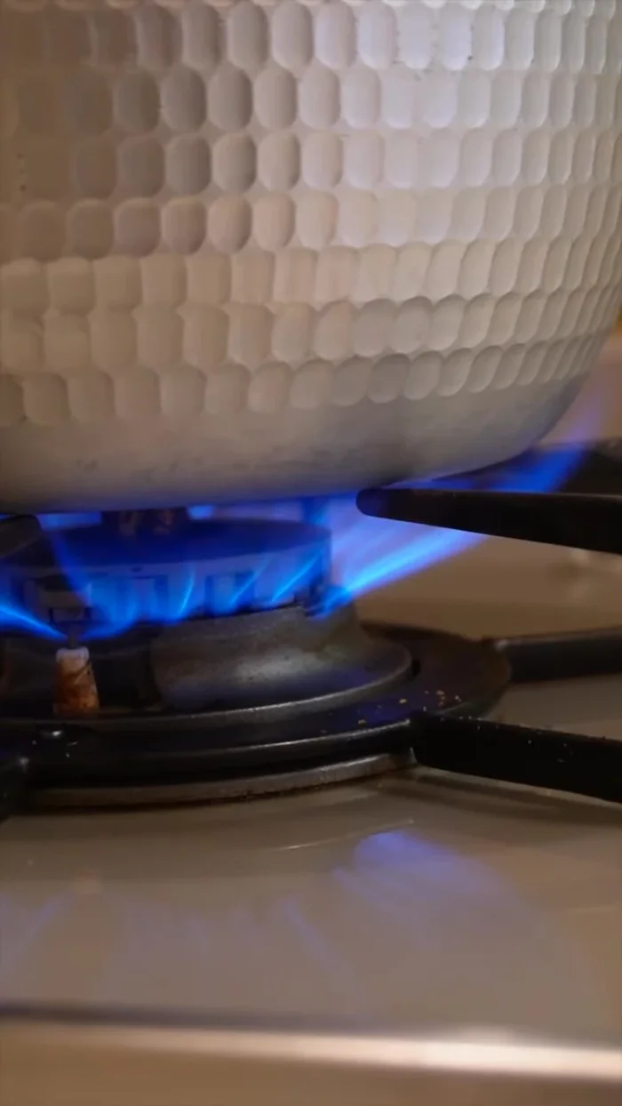 Turn on the heat to low and heat gradually to extract the flavor. After 30 minutes, check the taste. If needed, heat for another 10 minutes.
