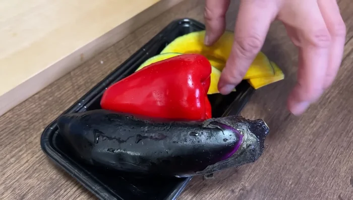 Prepare toppings: Thinly slice pumpkin, cut bell pepper into 1/8 pieces, and make diagonal slits in eggplant. You can deep fry or grill these.
