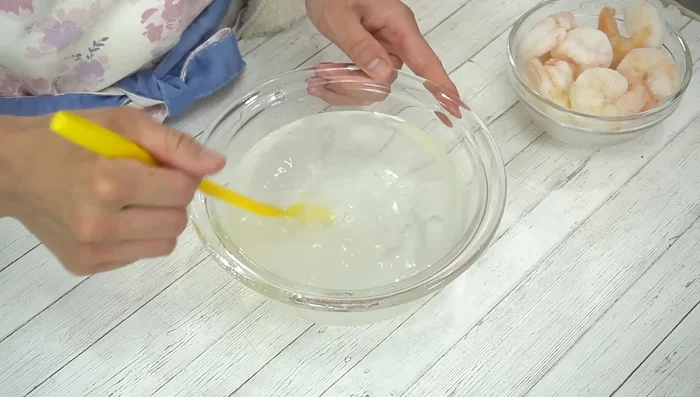 Thaw frozen shrimp in salted water (1 tsp salt per bowl of water) to keep them plump. [121.719]