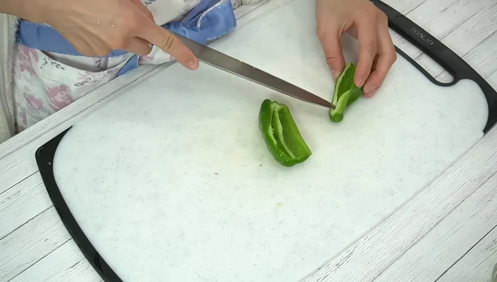 Rinse and drain the thawed shrimp. [286.199]