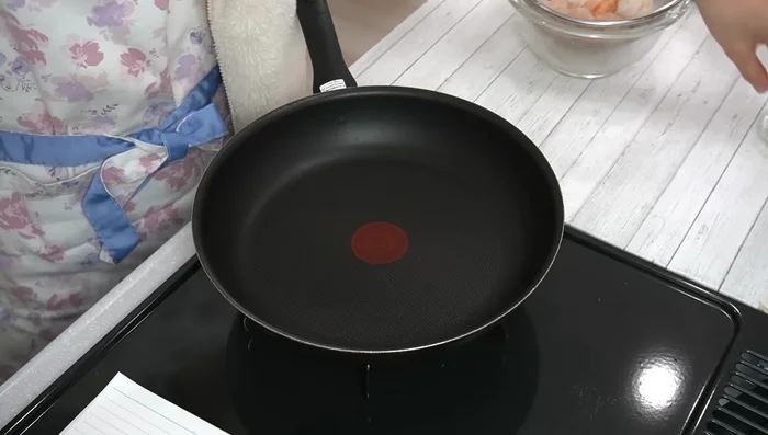 Lightly fry onions, garlic, mushrooms, and shrimp in butter until the shrimp is about 40-50% cooked and onions are translucent. Season with salt and pepper. [296.4]