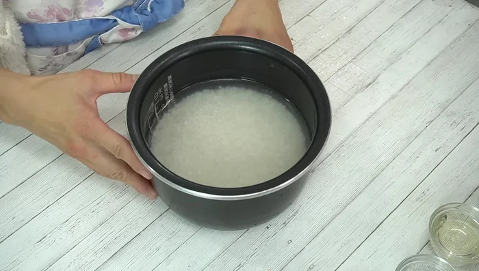 Drain the soaked rice. [369.479]