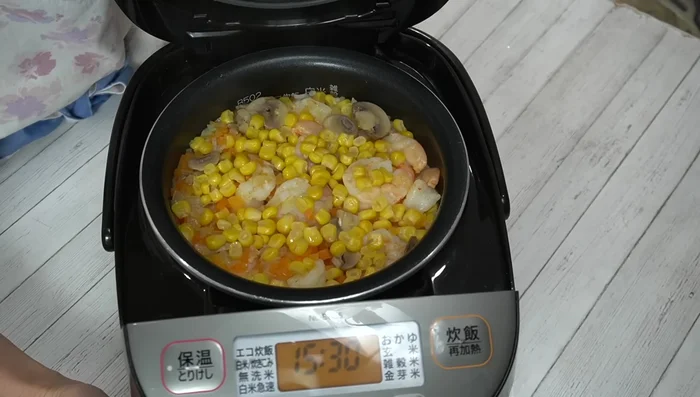 Once cooked, stir in butter and bell peppers (reserve some for garnish). Let it sit for 5 minutes with the lid on to let the peppers soften and brighten in color. [430.319]