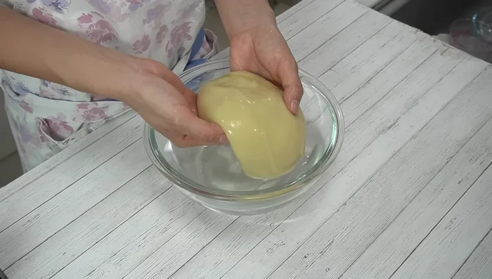 Tear the mochi into bite-sized pieces.