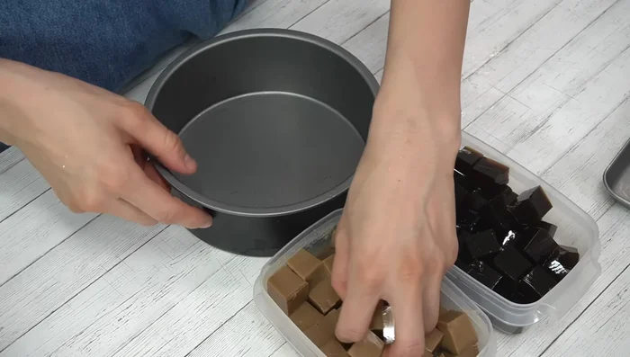 Layer coffee, cafe au lait, and milk mixtures alternately in a 15cm cake mold. Pour the milk layer in carefully once it's ready.