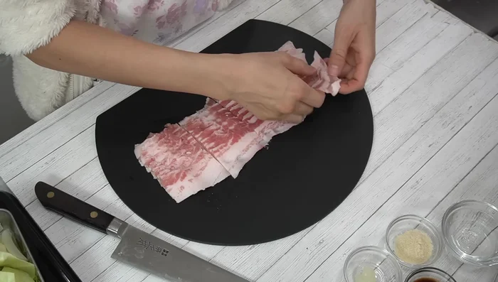 Cut the pork into bite-sized pieces. Sprinkle with salt, pepper, and potato starch.