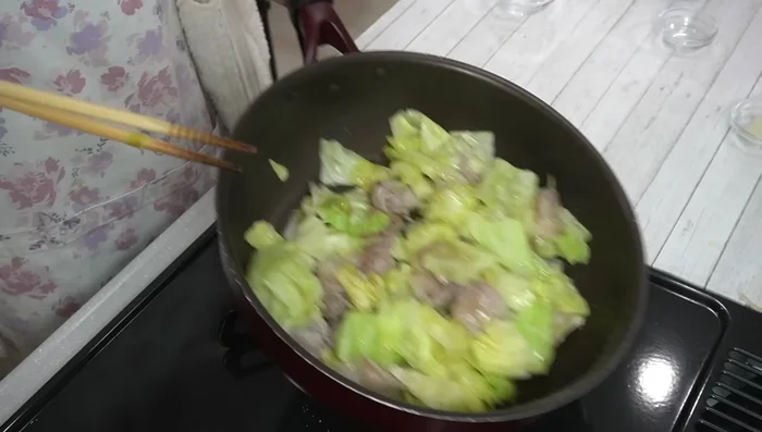 Add sugar and sake, stir-frying until the alcohol evaporates. Add grated garlic, chicken spicy soup base, and soy sauce. Stir-fry thoroughly.