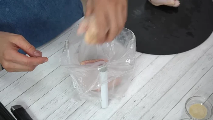 Prepare a plastic wrap. Add ketchup, two pinches of salt, sake, grated ginger, and grated garlic. Mix well, remove air, and tie tightly. Divide into 30 portions.