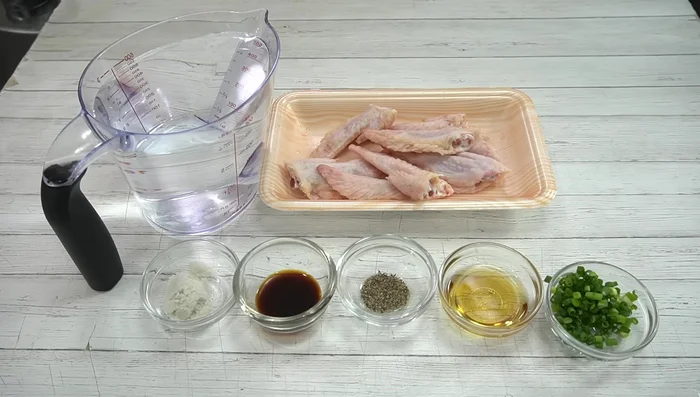 Prepare a simple soup with the leftover chicken wings by boiling them in water to remove odors. Add a net to help the skin shrink.