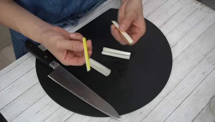 Prepare spring onions: Cut in half, remove core, flatten, and thinly slice. Soak in cold water and rub to curl. Leave in cold water for 10 minutes.