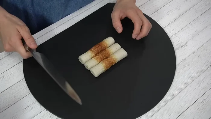 Prepare the ingredients: Cut chikuwa into 1cm wide pieces. Slice the onion into 7mm wide pieces. Wash and thoroughly dry shiso leaves, then cut into 7mm wide strips.