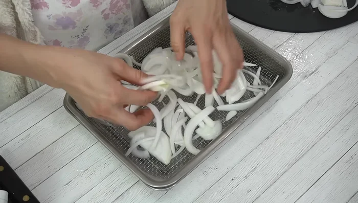 Spread the sliced onions on a tray and leave them exposed to the air for 30 minutes to remove any tangles and enhance the flavor.