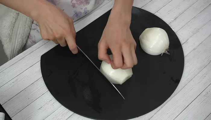 Slice the spring onions in half, then thinly slice along the grain. Remove the core part.