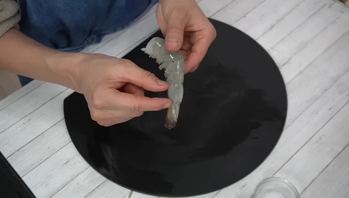 Peel the shrimp shells. Remove the legs and peel from above the tail.