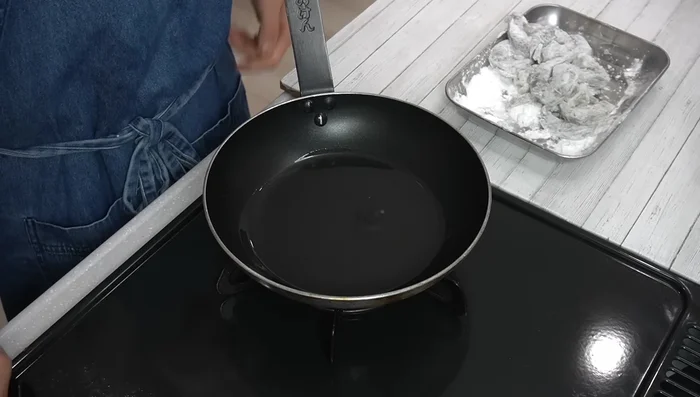 Heat 2 tablespoons of oil in a frying pan over medium heat for 1 minute. Add the shrimp and fry for about a minute per side, adding more oil if needed. Lightly fry the open part of the shrimp.