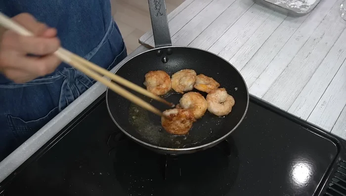 If shrimp is still slightly raw, lightly grill it. Remove from pan and drain excess oil.