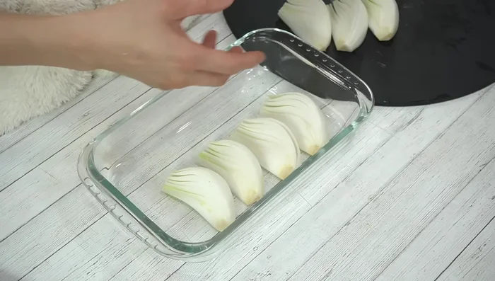 Place the onions on a heat-resistant plate, lightly knead them, and microwave at 600W for 3 minutes. This will help shorten the baking time.