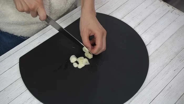 Thinly slice the garlic (about 5mm wide) and remove the eyes with a toothpick.