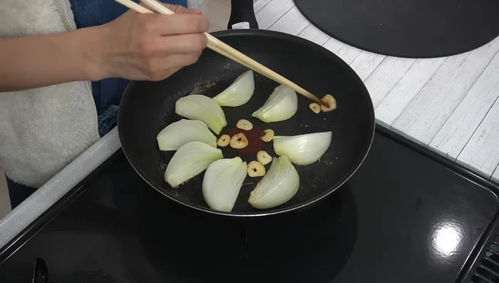 Once the onions are nicely browned, remove the garlic. Turn off the heat.