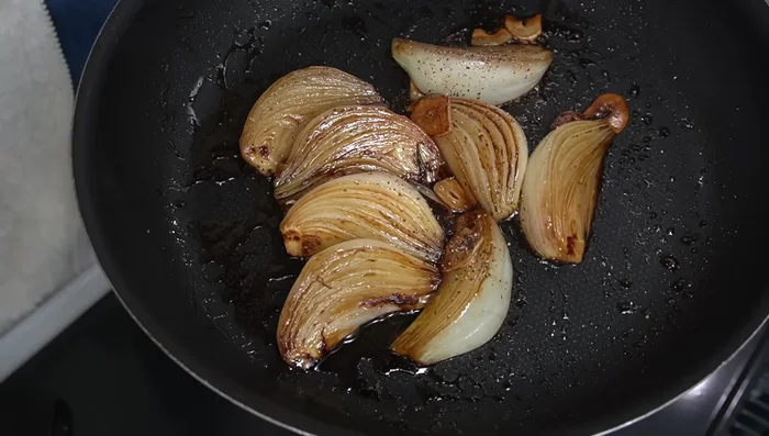 Finally, sprinkle with black pepper and serve.