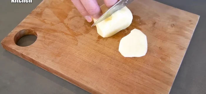 Wash and peel the potatoes, then cut them into cubes.
