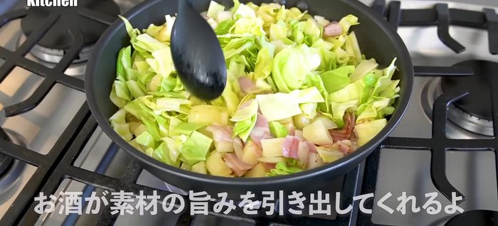 Add sake to enhance the aroma and flavor.