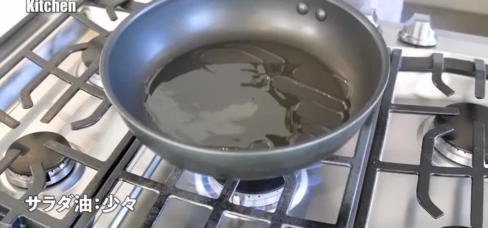 Stir-fry the onions quickly in a frying pan with oil until slightly softened, then remove from the pan.