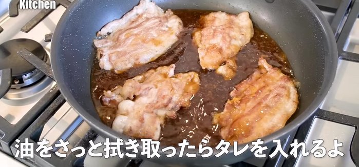 Add the sauce to the pork belly in the pan and mix well, coating both sides.