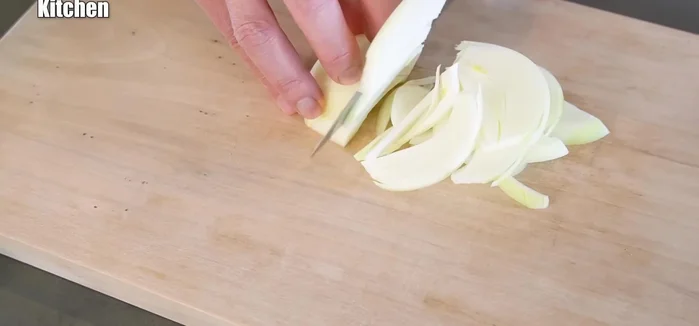 Thinly slice the onion. The thickness is a bit on the thicker side.