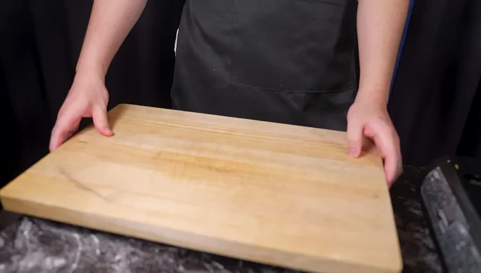 After cooking, transfer the negi maki to a clean cutting board and cut them into bite-sized pieces (approximately 2cm wide).