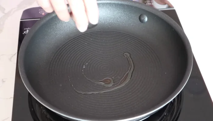 Heat a non-stick frying pan (or use aluminum foil to prevent sticking) over medium-low heat with oil. Wipe off excess oil.