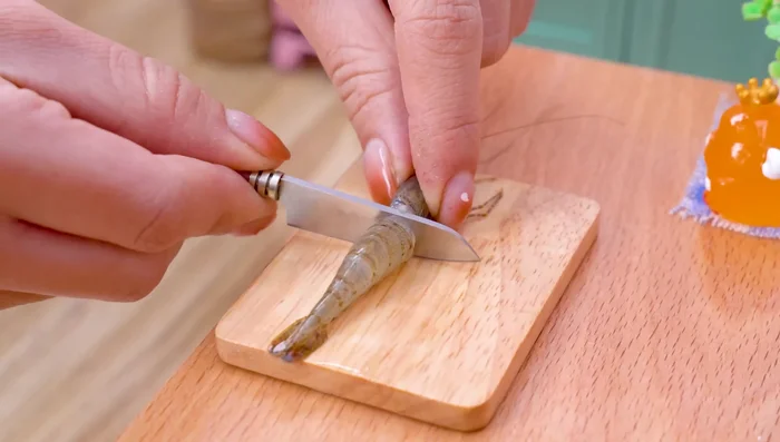 Prepare shrimp: remove head and shell. (1010.8)