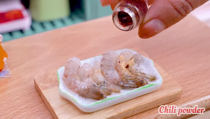 Season shrimp: salt, garlic powder, chili powder, lime. Mix. (1027.039)