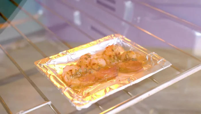Bake shrimp, cut into doughnut shape. (1065.32)