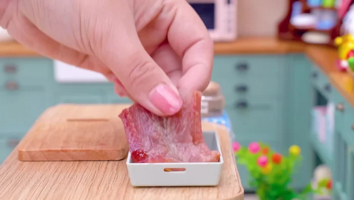 Prepare the eel sauce and seasonings: unagi sauce, chili powder. (30.32)