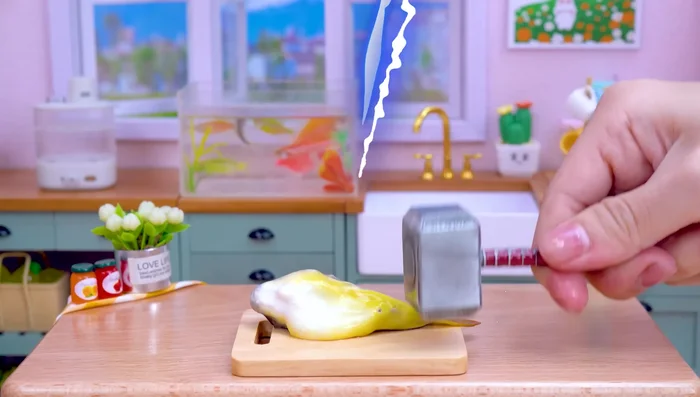 Prepare the puffer fish: cut into pieces, slice thinly. (357.639)