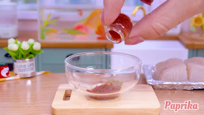 Season the puffer fish: fennel powder, chili powder, paprika, garlic powder, salt, pepper, olive oil, and lime. Mix well. (371.8)