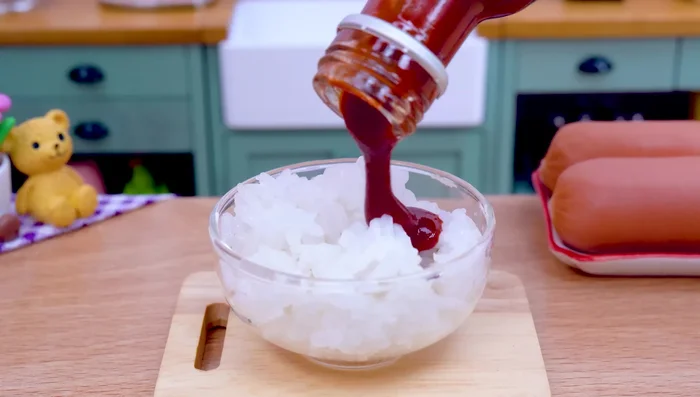 Prepare hot dog dish: mix rice and bullock soup. (595.32)
