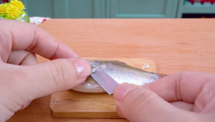 Clean and scale the fish. Cut off the tail and slice the fish.