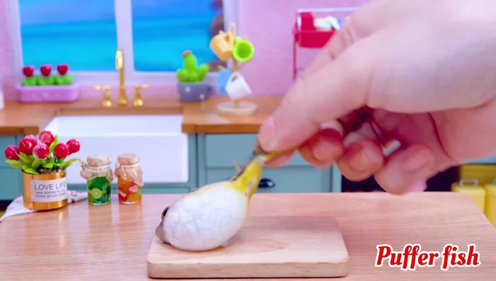 Prepare the puffer fish: slice into small pieces.