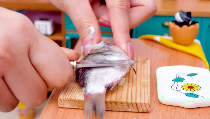 Clean the fish scales, remove fins, head, and intestines. Cut the fish to absorb more seasoning.
