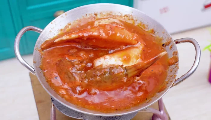 Stir the crab meat with the sauce until it thickens.