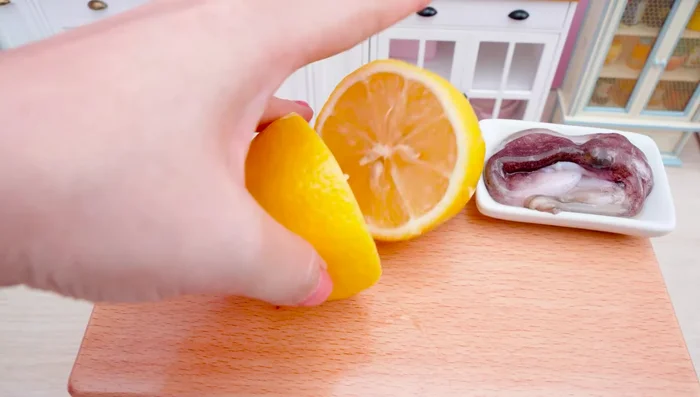 Cut the octopus into small pieces.
