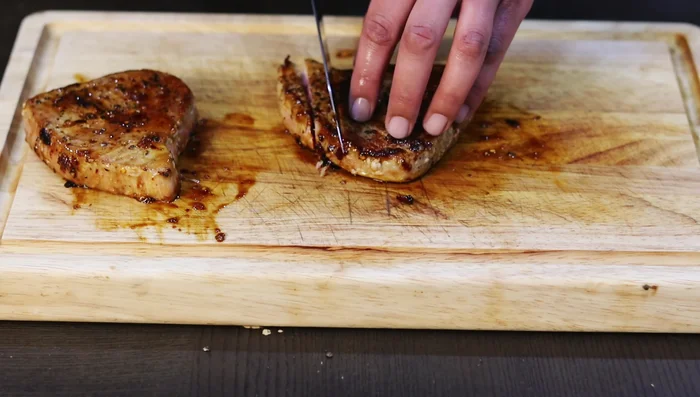 Slice cooked tuna steaks. (402.24)