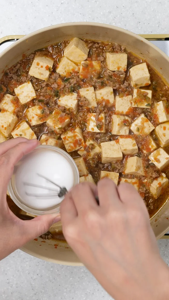 Simmer lightly, then turn off the heat and add potato starch dissolved in water. Stir until thickened.
