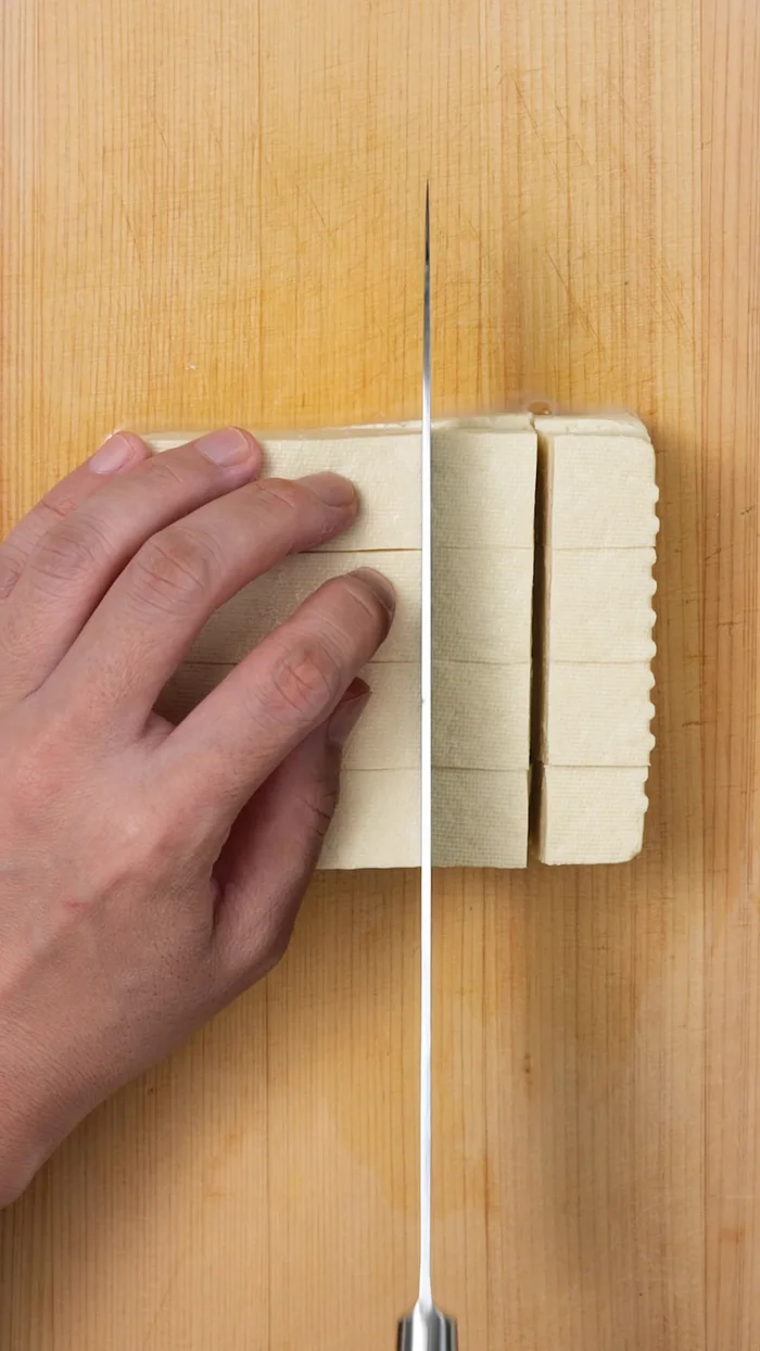 Drain the tofu, cut into 1.5 cm squares, and briefly boil to remove excess water.